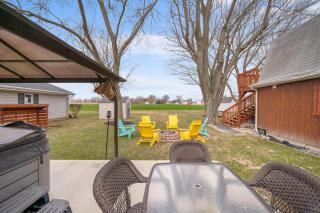 Two roofs, One retreat with hot tub & firepit - 5