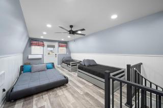 Two roofs, One retreat with hot tub & firepit - 1