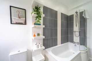 4 Bedroom Stylish House in Central Redditch - 5