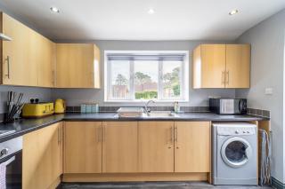 4 Bedroom Stylish House in Central Redditch - 2