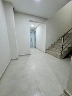 No centro, em frente à praça - 3