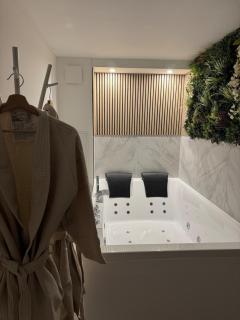 Luxury Suite with Jacuzzi - 9
