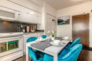 Downtown Toronto 2-Bedroom Apartment with Balcony & City View - Sleeps 6 - 6