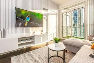 Downtown Toronto 2-Bedroom Apartment with Balcony & City View - Sleeps 6 - 9