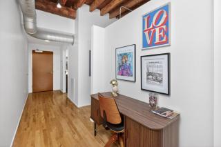 Top-Floor Loft , Downtown Views, Free Parking - 8