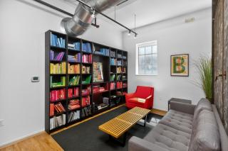 Top-Floor Loft , Downtown Views, Free Parking - 6