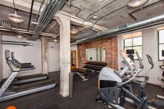 Top-Floor Loft , Downtown Views, Free Parking - 3