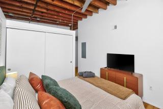 Top-Floor Loft , Downtown Views, Free Parking - 2