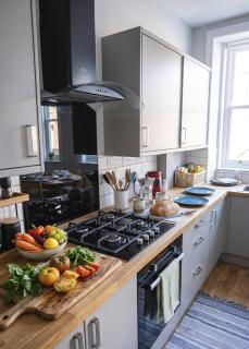 Spacious 6BR, Sleeps 12, Prime Location, Parking Free - 6
