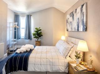 Spacious 6BR, Sleeps 12, Prime Location, Parking Free - 4