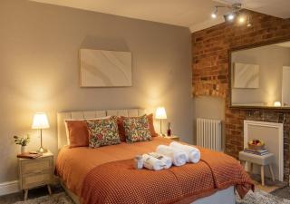 Spacious 6BR, Sleeps 12, Prime Location, Parking Free - 2