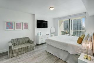 32nd Floor Brickell Condo with Bay Views & Balcony - 9