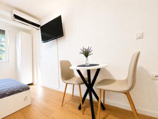 Modern Central Studio - 3 min walk to lake - 5