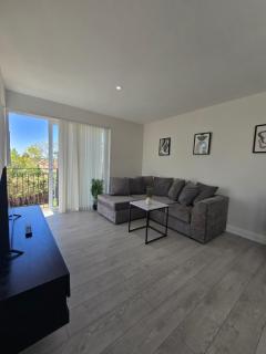 Spacious 2BR with ensuite and AC unit and balcony near Heathrow - 0