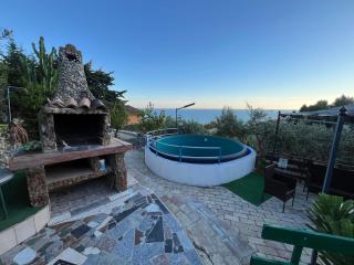 Villetta vista mare con piscina, giardino e parcheggio privato - 9