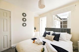 Central Canterbury Gem New Refreshed Decor Sunny Deck Outdoor Furniture FREE Parking 2BR 2BA TOP Location - 9