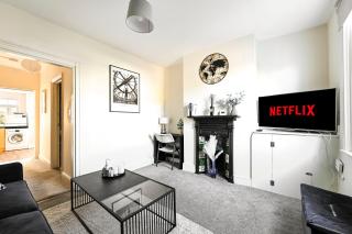 Central Canterbury Gem New Refreshed Decor Sunny Deck Outdoor Furniture FREE Parking 2BR 2BA TOP Location - 6