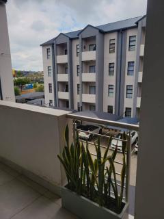 Cozy 1-Bed in Midrand - 7