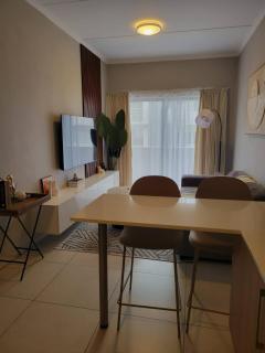 Cozy 1-Bed in Midrand - 5