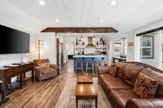 Cute 2 BR Close to Downtown - 2
