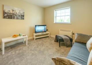 2-Bedroom Flat on Copthorn Road - with parking - Pass the Keys - 9