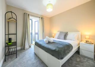 2-Bedroom Flat on Copthorn Road - with parking - Pass the Keys - 7