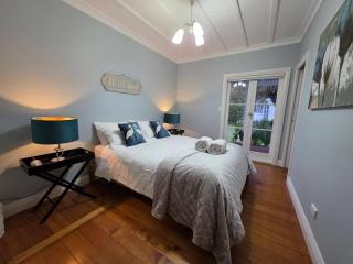Kingfisher Lodge Waterfront Retreat - 2