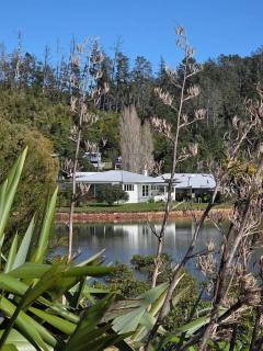 Kingfisher Lodge Waterfront Retreat - 0