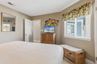 Beautiful beachfront condo with million-dollar views shared pool beach access - 1