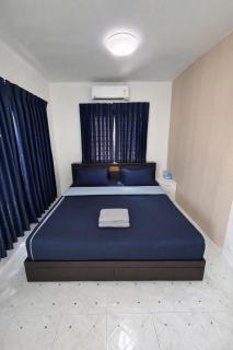 Quiet 3-Bedroom Bangkok Home with Spacious Living Areas - 4