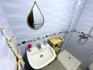 2BR Apartment - WiFi & Elevator Access- 3Min to Centre - 3