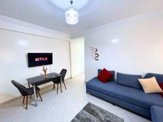 2BR Apartment - WiFi & Elevator Access- 3Min to Centre - 4