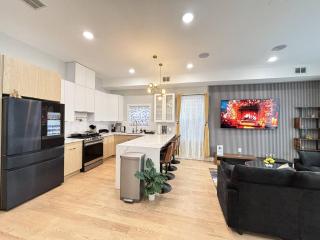 LUXE Penthouse | Parking | Mins to NY & MetLife! - 6