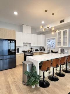LUXE Penthouse | Parking | Mins to NY & MetLife! - 8