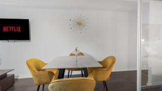 Prime Location 1BR with Queen Bed - Near Dundas Square - 3