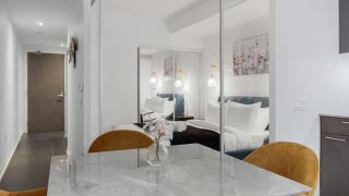 Prime Location 1BR with Queen Bed - Near Dundas Square - 1