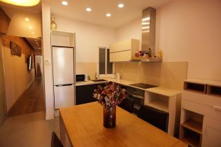 Bright and Spacious City Center Apartment - 3