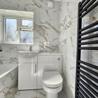 Modern Contractor & Family Friendly 2-Bed Flat - 3