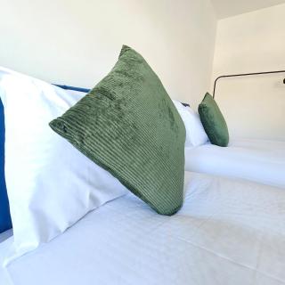 Modern Contractor & Family Friendly 2-Bed Flat - 2