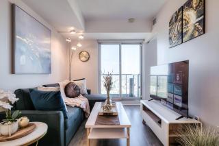 Urban Comfort Twin Queen Suite - Prime Location - 0
