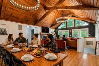 6BR Luxe Cabin Sleeps 16 Hot Tub & Pool Table - 6