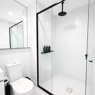 Modern high rise apt, with balcony, secure parking - 7