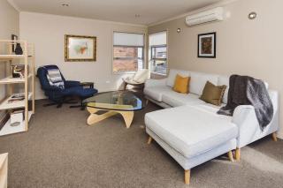 Sail-Shaped Townhouse in New Plymouth - 9