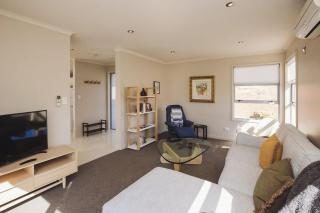 Sail-Shaped Townhouse in New Plymouth - 7
