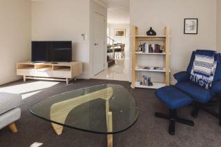 Sail-Shaped Townhouse in New Plymouth - 6
