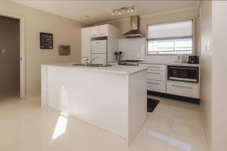 Sail-Shaped Townhouse in New Plymouth - 2