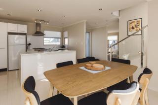Sail-Shaped Townhouse in New Plymouth - 1