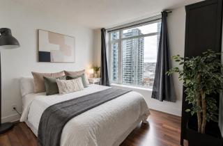 Bright 2BR Condo Near Seawall and SkyTrain - 5