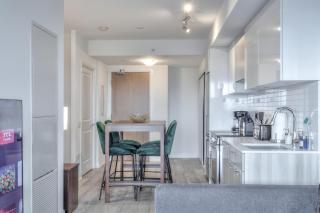 Chic 2BR Suite - Sleeps 6 - Prime Location! - 2