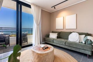 Modern 1-Bed Wavescapes with Ocean Balcony View - 9